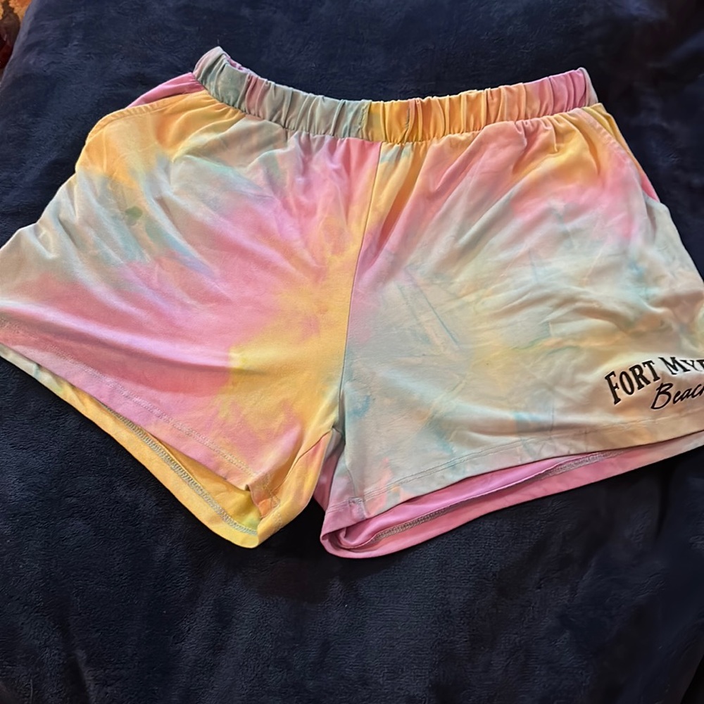 flowy shorts, says Fort Myers Beach on bottom left side. size L from IZZNS